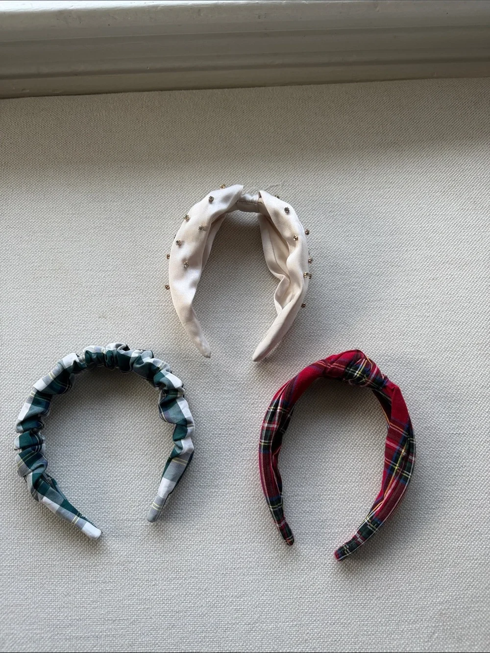 Women's Holiday Plaid & Pearl Accent Headband Set - Cream, Green, Red
